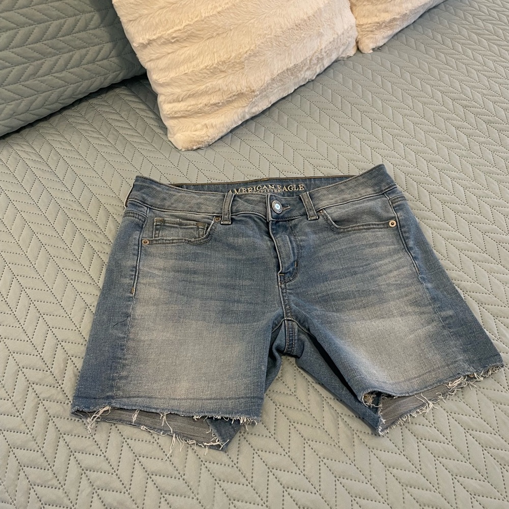 American Eagle Women's Medium Blue Washed Super Stretch Midi Denim Shorts 4